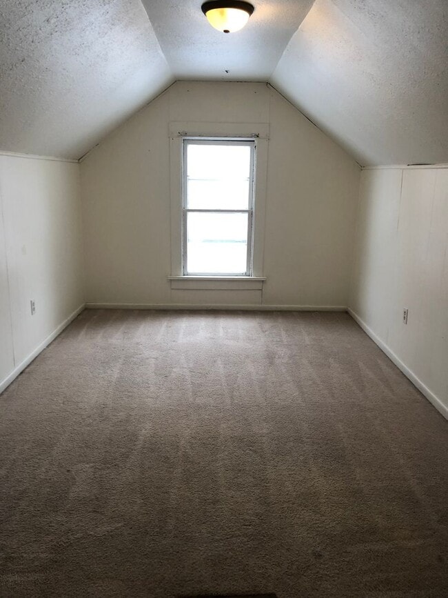 Building Photo - 546 Valley St