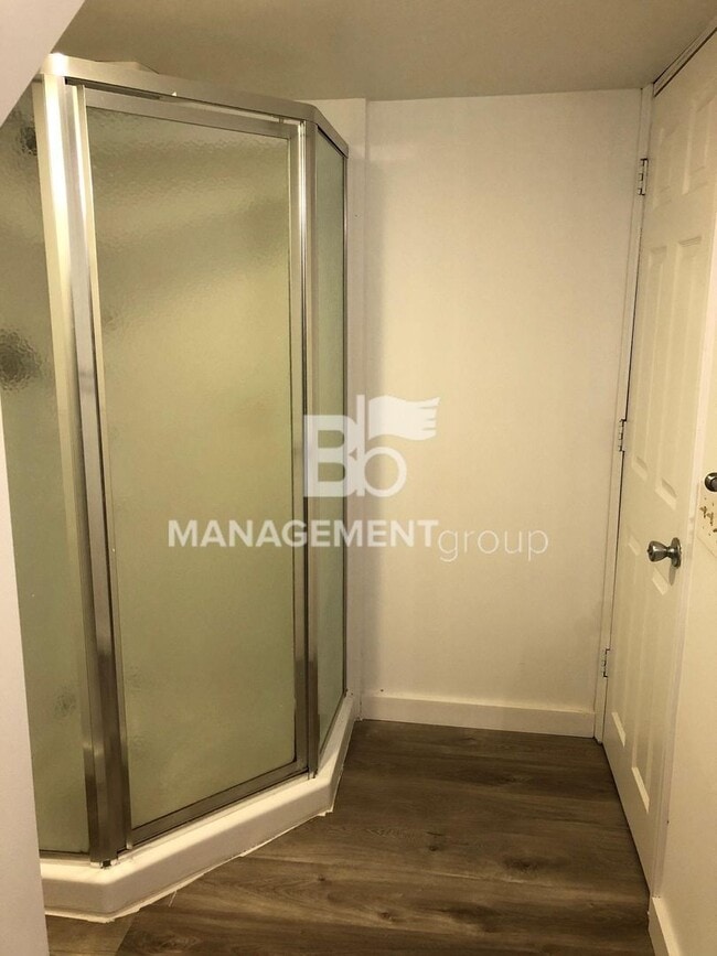 Building Photo - Updated SE Portland Basement Studio Apartm...