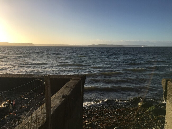 Building Photo - 4136 Beach Dr SW