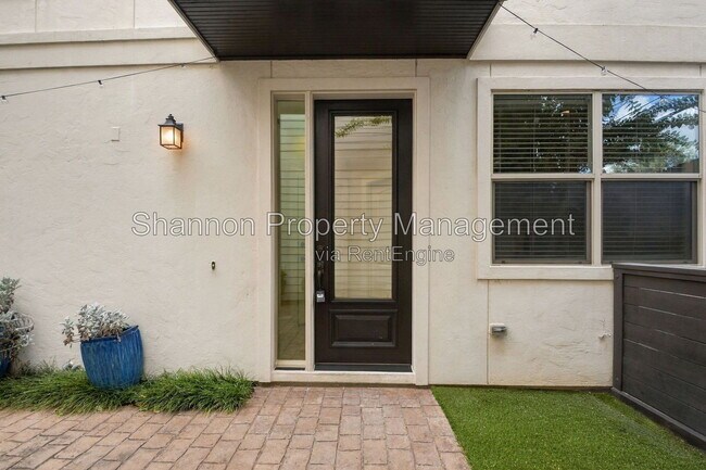 Building Photo - 1108 Peveto St