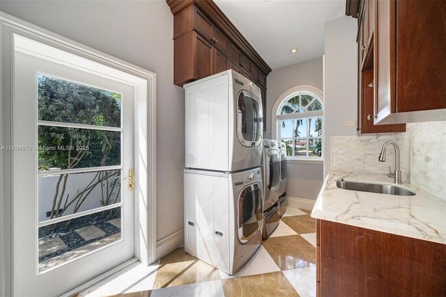 Building Photo - 1331 Bay Terrace