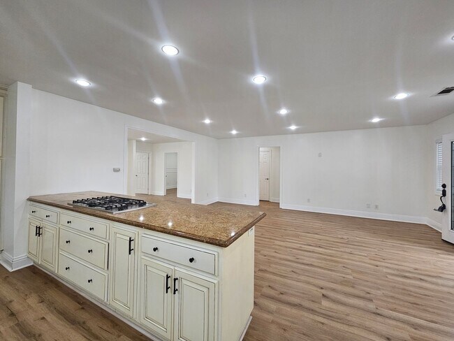 Building Photo - 3-bedroom, 2-bathroom home located in the vibrant city of Long Beach