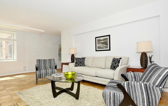 Building Photo - Renovated 1/1 in Dupont Circle! All Utilit...