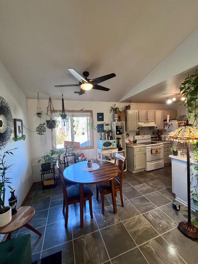 Dining area - 1337 Carpenter St