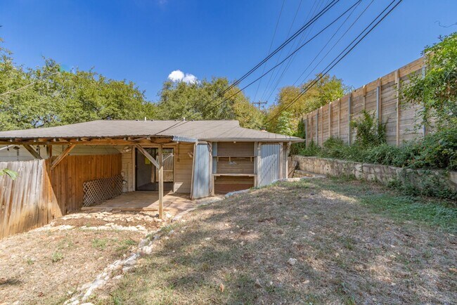 Building Photo - 2305 Montclaire St
