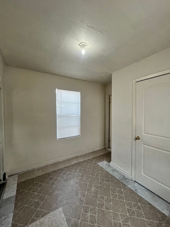 Building Photo - 206 Spruce St