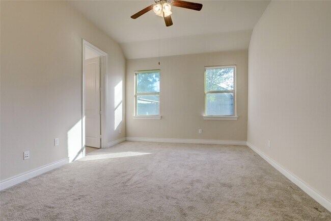Building Photo - 606 Sabinal St