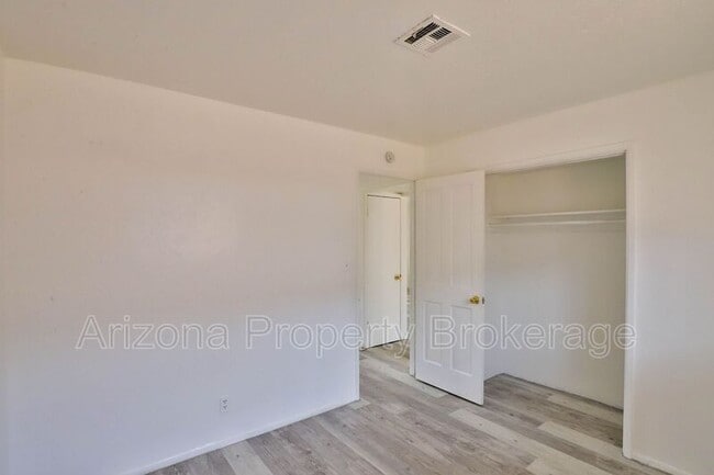 Building Photo - 1702 W Vogel Ave