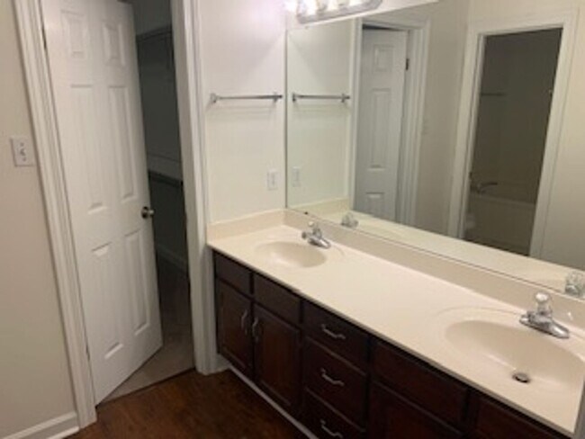 Building Photo - 1124 Sewanee Ct