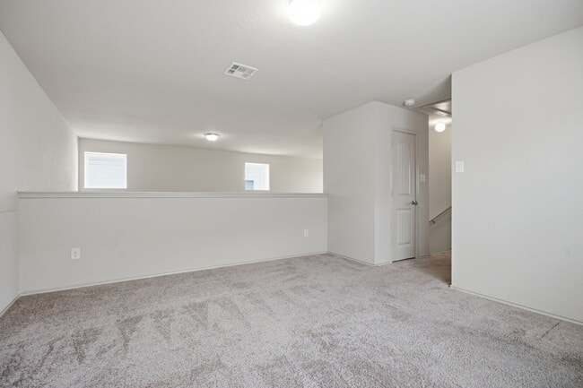 Building Photo - "Charming San Marcos Retreat: Spacious 3-Bedroom Home with 2.5 Baths on Lake Glen!"