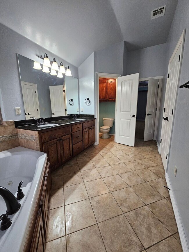 Building Photo - (4) Bed/(2) Bath in Winfield Addition OKC!