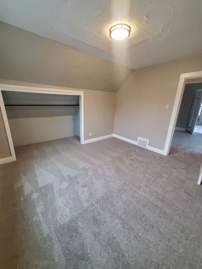 Building Photo - 4 Bedroom single family