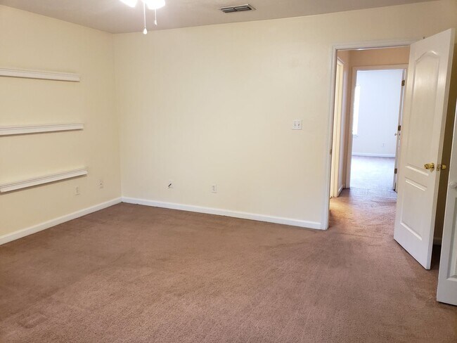 Building Photo - Large 4 bedroom town home with ceramic tile for rent right away for $1650