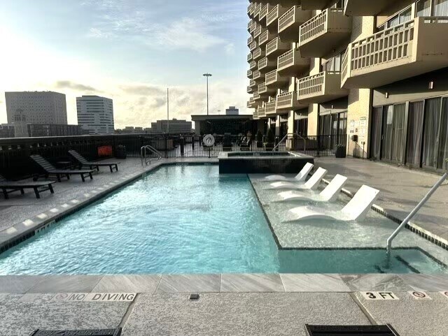 Building Photo - 2016 Main St