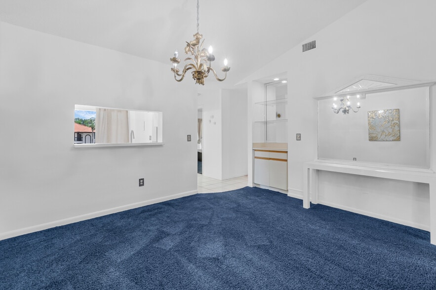 Dining Room - 300 E Club Cir