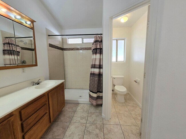 Building Photo - Charming & Spacious Las Vegas Home with Prime Location and Endless Potential