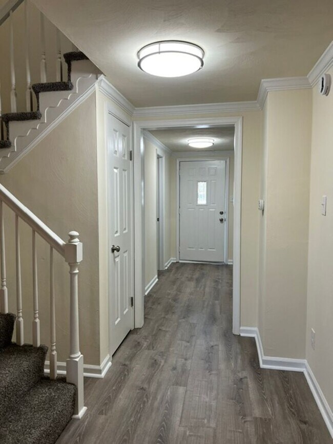 Building Photo - 1057 Tottenham Ln