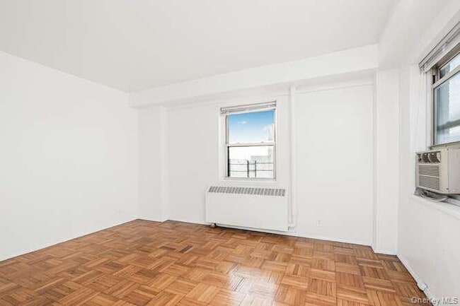 Building Photo - 6 Fordham Hill Oval