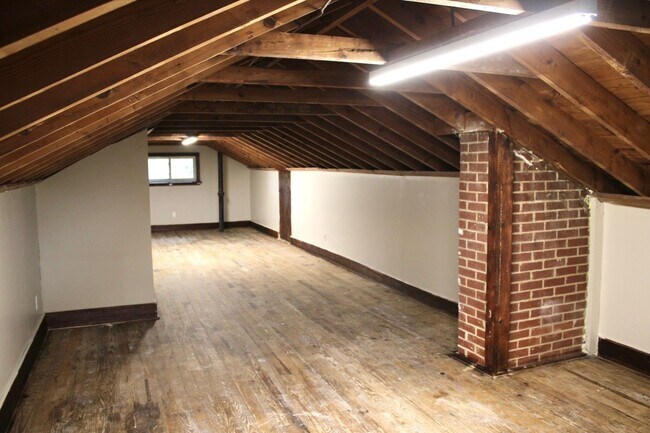 Building Photo - 692 Brookdale Dr