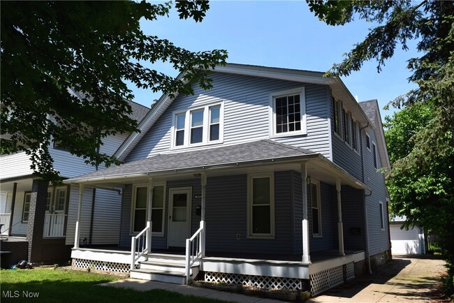 Primary Photo - 9913 Foster Ave