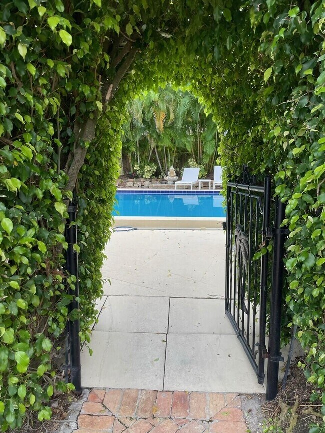 Building Photo - 1042 Del Harbour Dr