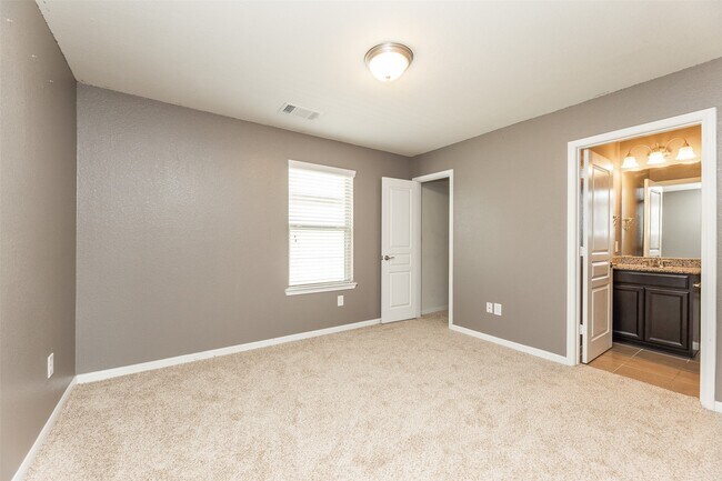 Building Photo - 5302 Silver Ledge Dr