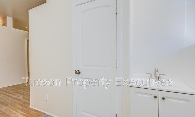 Building Photo - 89 W Simpson St