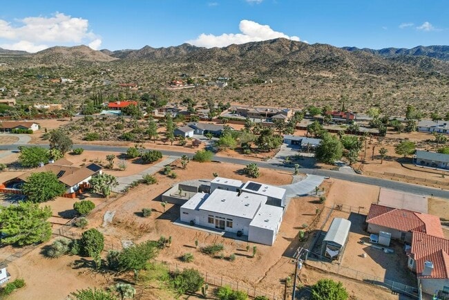 Building Photo - 58654 Piedmont Dr