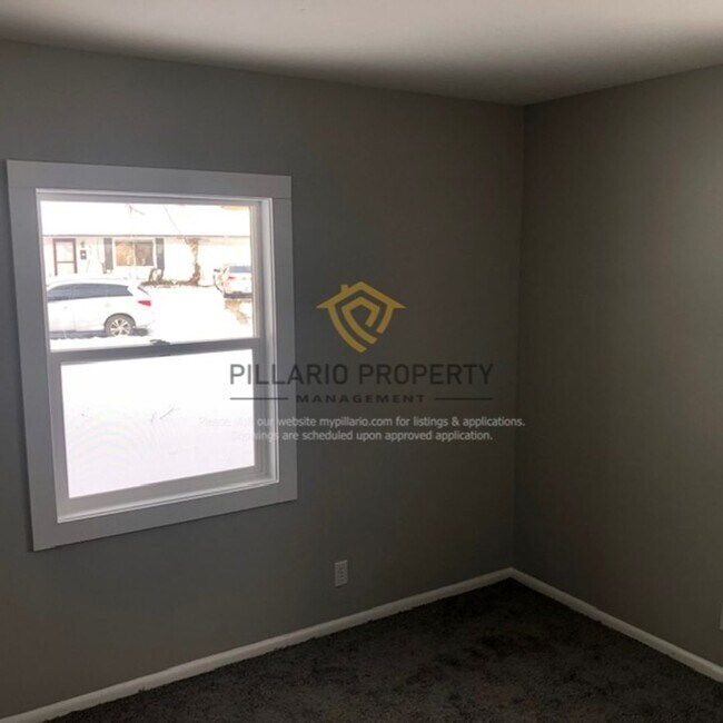 Building Photo - 4-Bedroom Home with Spacious Kitchen & Detached Garage, Available NOW!