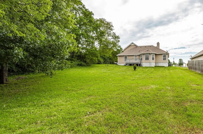 Building Photo - 3 Bed w/Bonus, Large Yard in Sought After ...