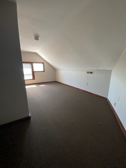 Building Photo - 2454 River Rd