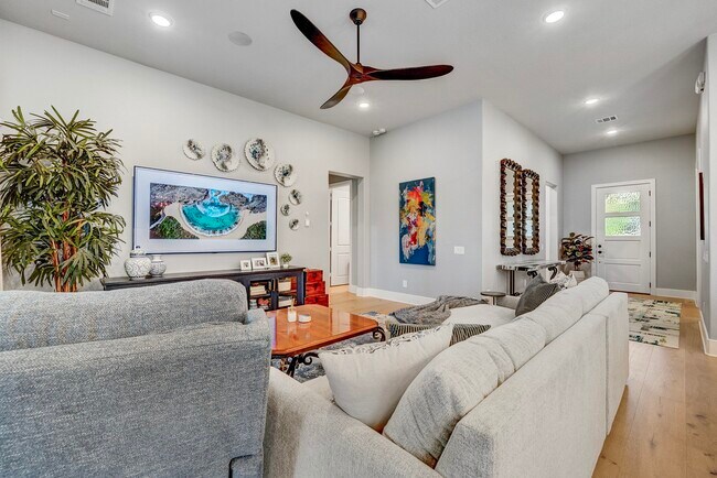 Building Photo - 327 N Turks Cap Trail