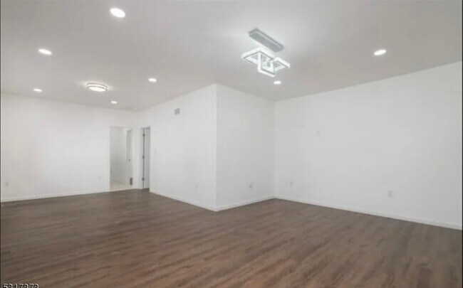 Building Photo - 40 Warman St