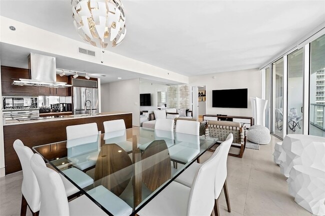 Building Photo - 495 Brickell Ave