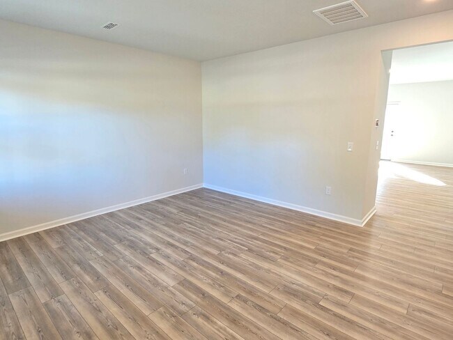 Building Photo - Approx 2700sqft, 5 bed / 3 bath featuring ...
