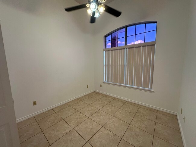 Building Photo - 302 Echo Valley Dr