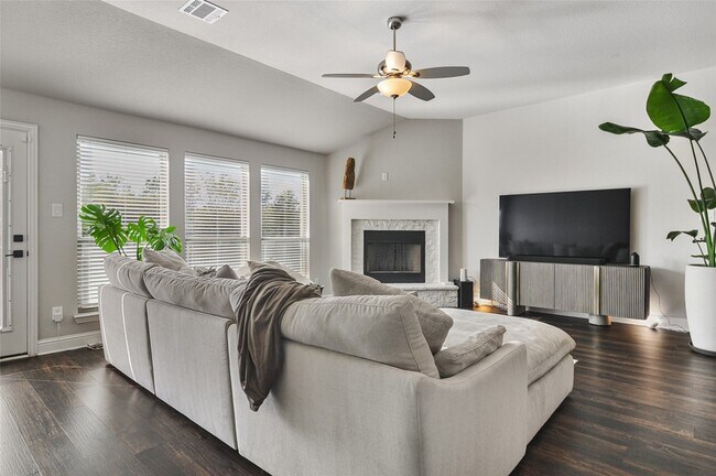 Building Photo - 424 Molly Ln