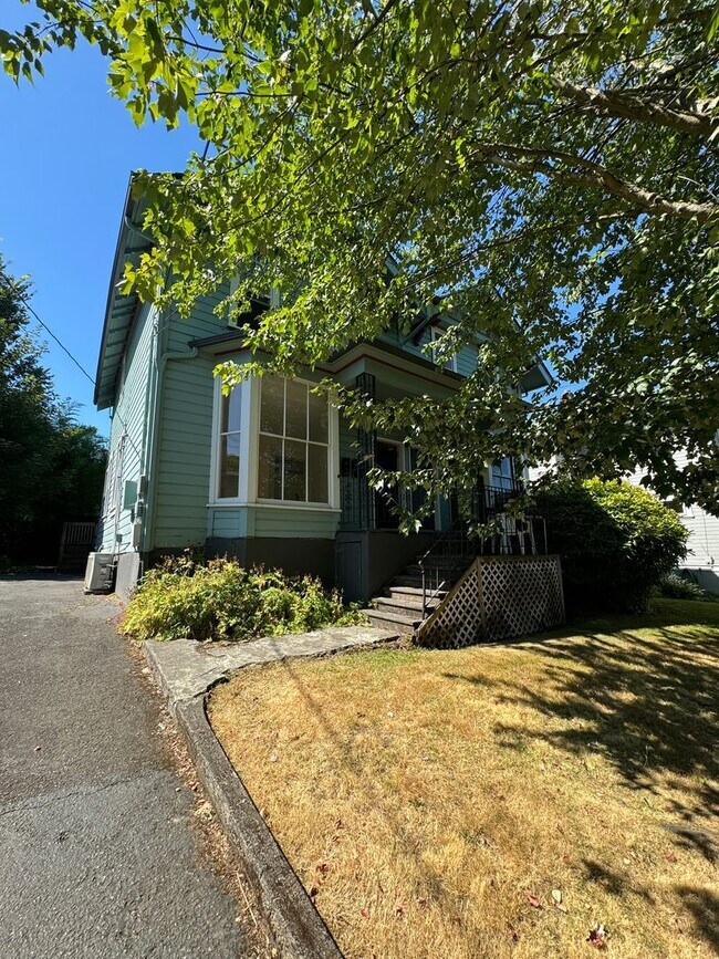 Building Photo - 3236 SE Alder St