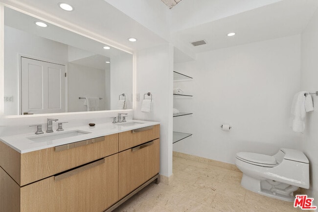 Building Photo - 3933 Mandeville Canyon Rd