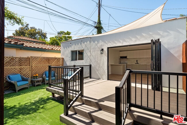 Building Photo - 845 1/2 N Kilkea Dr