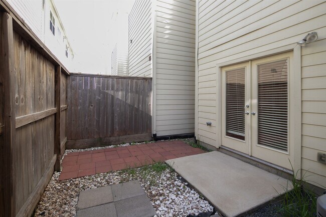 Building Photo - 3634 Main Plaza Dr