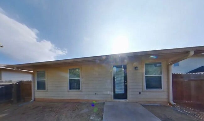 Building Photo - MOVE IN READY