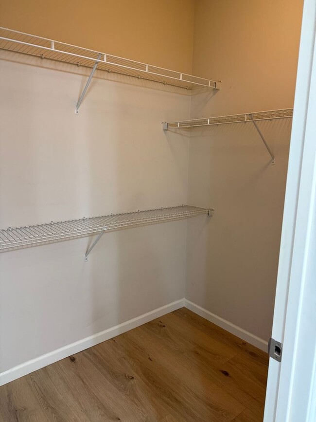 Building Photo - Beautifully Maintained 2 bedroom 2 bathroom Condo