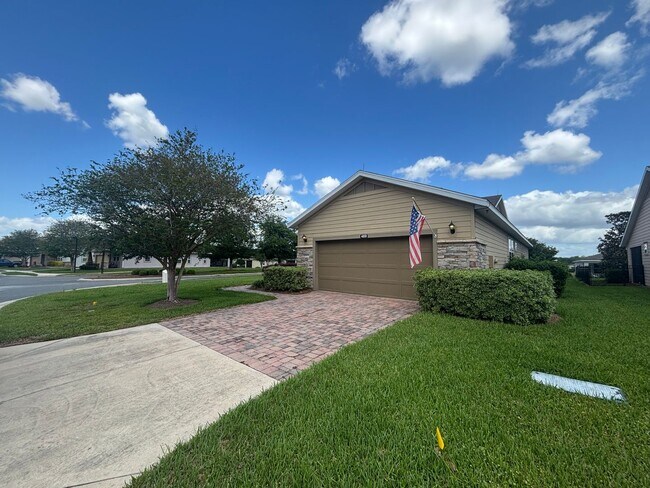 Building Photo - Beautiful movie in ready, large 2/2 in Ocala Preserve - All ages