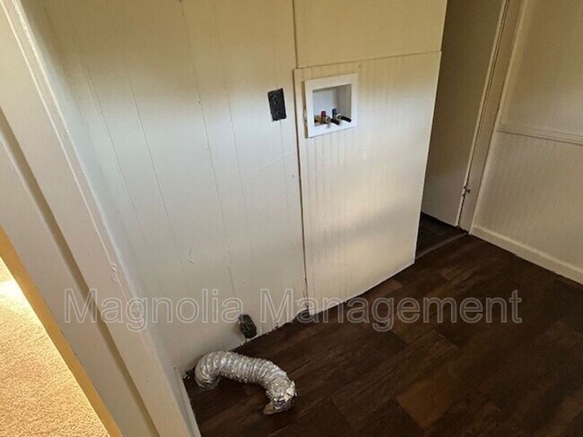 Building Photo - 127 Country Oak Dr