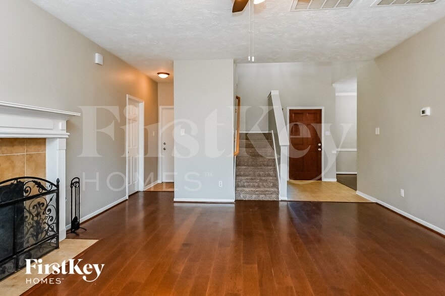 Building Photo - 2558 Doral Dr