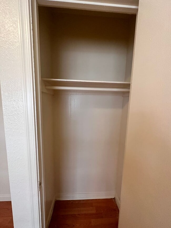 Building Photo - Cute 2 Bedroom Apartment!