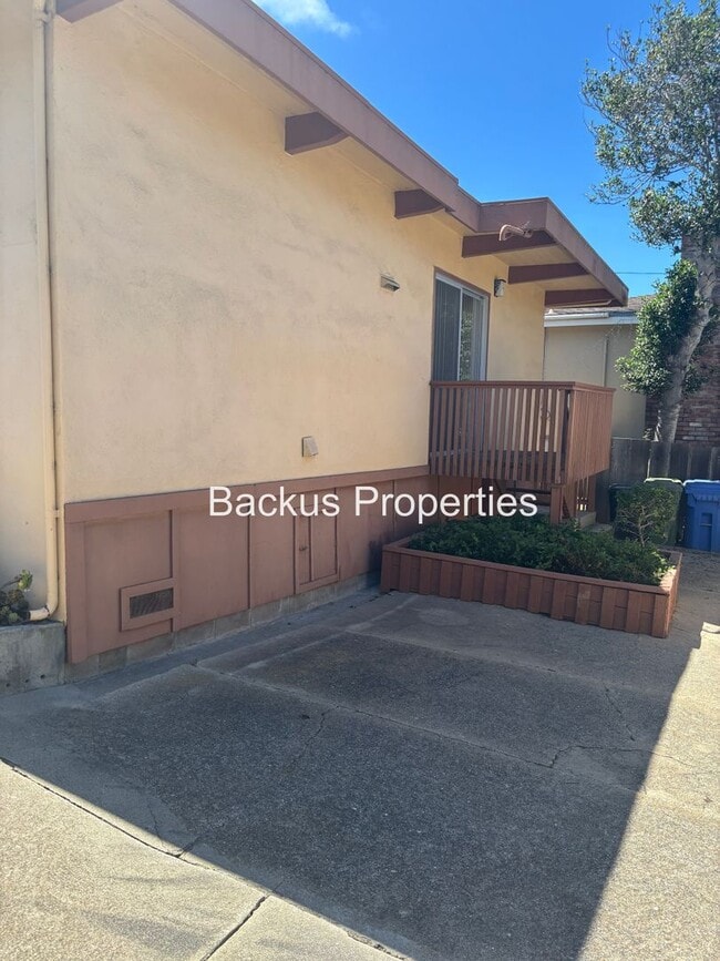 Building Photo - Great three bedroom unit in Monterey