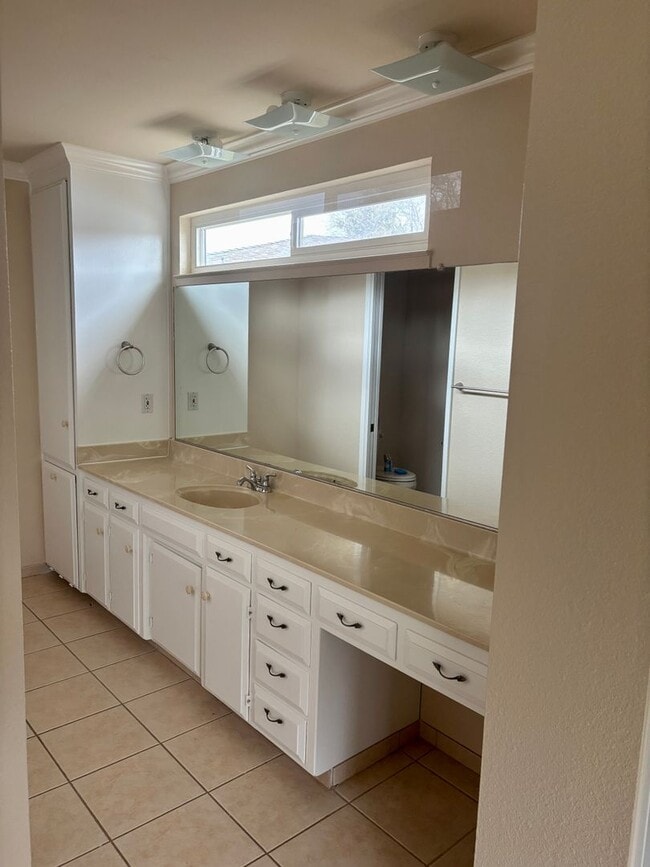 Building Photo - Honey-Stop The Car! This house has it all! 3/2 with Pool!!!  Please read entire ad for viewings!