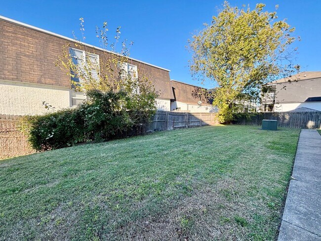 Building Photo - Gorgeous Condo in Willoughby Beach